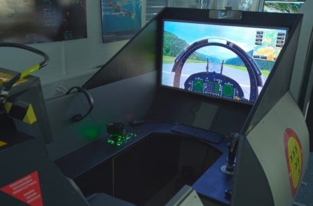Kampfjet-Fliegen im Flugsimulator über die Schweiz. Ein tolles Männergeschenk